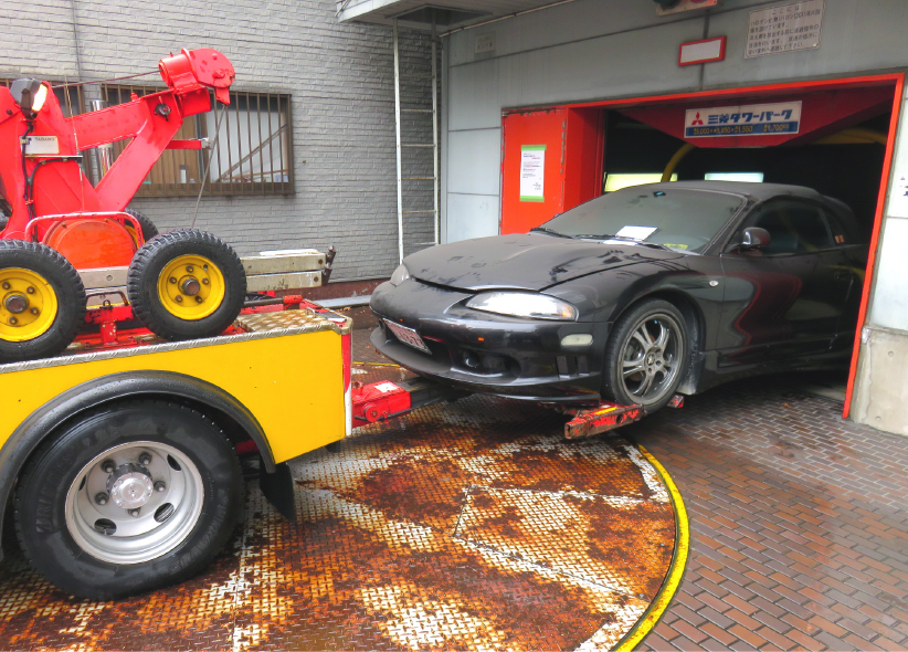 タワーパーキングに放置された車両の撤去風景