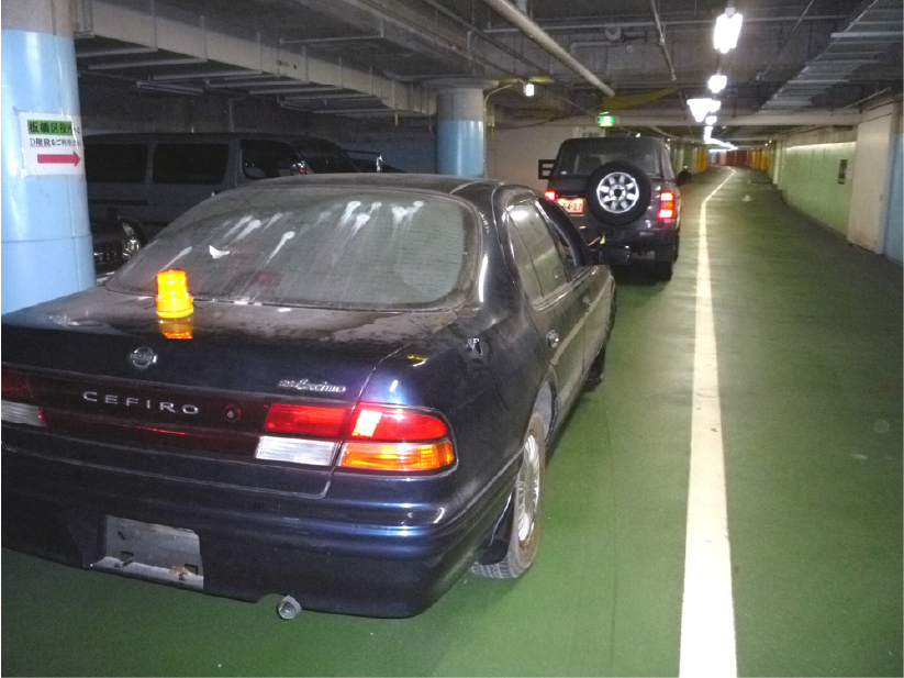 地下駐車場に放置された車両の撤去風景