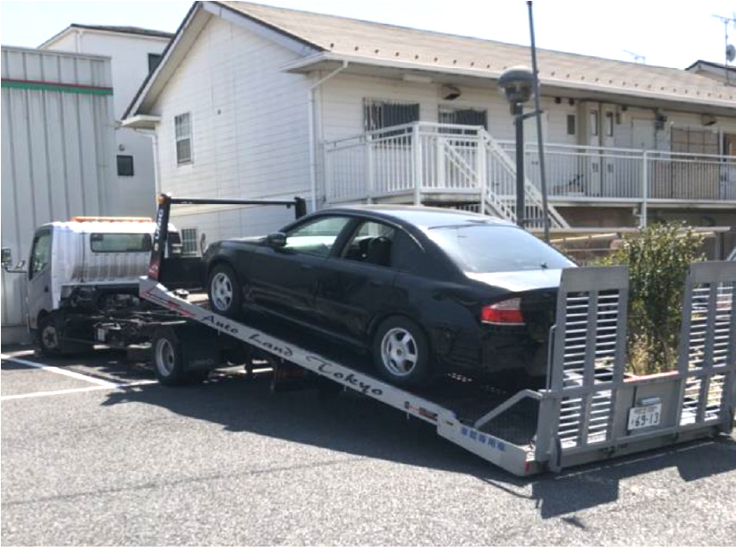 駐車場に放置された車両の撤去風景